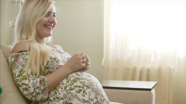 Gyönyörű fiatal terhes anya mosolyog — Stock videók