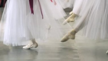 Ballet.Close-up beyaz bale ayakkabıları bale eğitimi sırasında bir kız bacaklar. Klasik dans unsuru. 4k