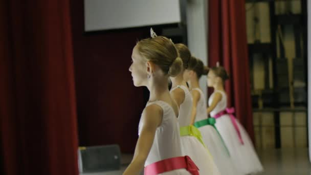 Ballet. Las niñas piernas en zapatos de ballet blanco durante el entrenamiento de ballet. Elemento de la danza clásica . — Vídeo de stock