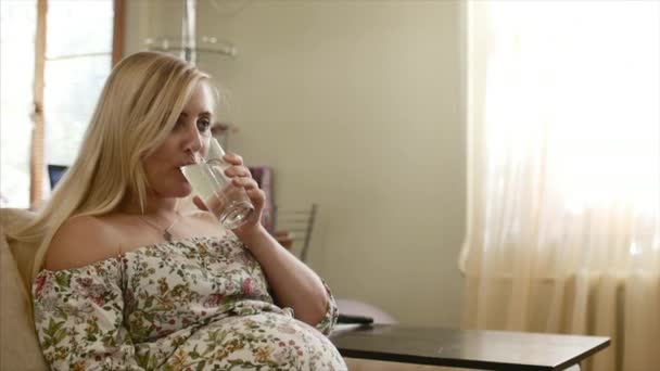 Schwangere trinkt Wasser. — Stockvideo