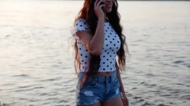 Genç kadın, Evet kum plaj boyunca yürürken.