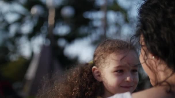 Hija Los Brazos Madre Calle Gran Abrazo Besos Sonriente Mirada — Vídeos de Stock