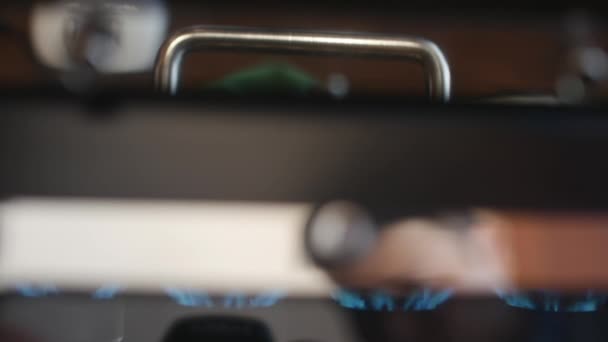 コーヒー豆の焙煎のための特別な装置を発表。火をクローズ アップ. — ストック動画