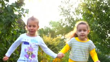 Elele ve temiz havada oynayan iki mutlu oldukça küçük kız