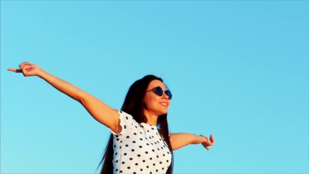 Livre Bonito Feliz Sorrindo Jovem Europeia Elegante Doce e Elegante, Levantando as Mãos no Alto no Belo Céu Azul, Suavizar à Distância ao Sol, Sentindo-se Completa Liberdade da Vida . — Vídeo de Stock