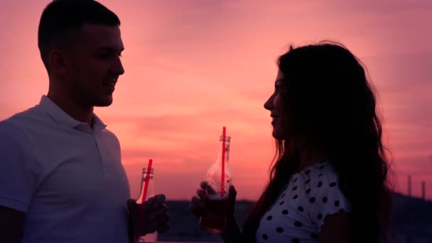 Conceito romântico, jovem família, se divertindo ao ar livre,, assistindo o pôr do sol . — Vídeo de Stock