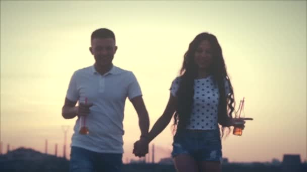 Romantische Concept, Young Happy Teenages Having fun buitenshuis, achtergrond de zonsondergang. — Stockvideo