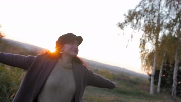 Mooi gelukkig lachende blije Europese uitziende mooie meisje in de dans bij zonsondergang in de herfst bos. Herfst concept, vrouw gelukkig. — Stockvideo