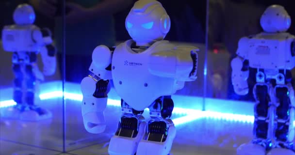 Роботы танцуют. Роботизированные современные технологии. Робот смотрит в камеру на человека. Робот показывает эмоции . — стоковое видео
