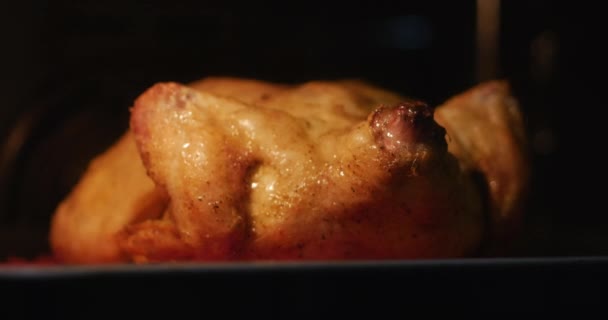 Preparación de pollo crujiente frito entero con especias en el horno, cocido en una estufa eléctrica . — Vídeos de Stock