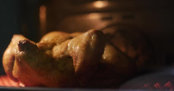 Preparación de pollo crujiente frito entero con especias en el horno, cocido en una estufa eléctrica . — Vídeos de Stock