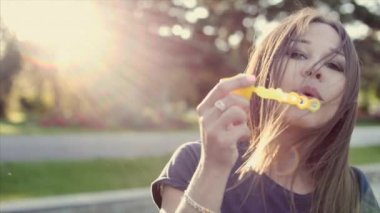 Kadınını kabarcıklar darbeler.