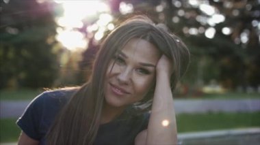 Kameraya bakarak mutlu genç bir kadın.