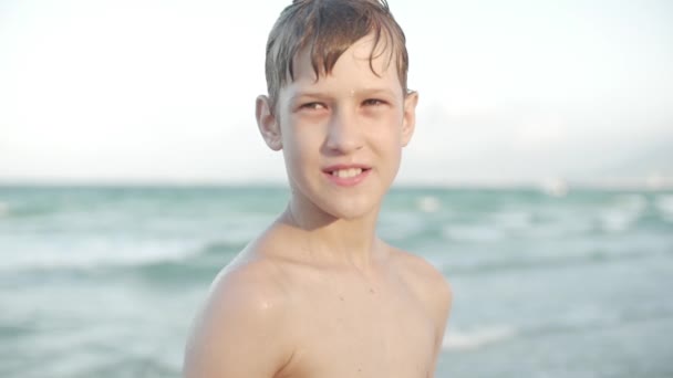 Close up retrato de belo menino adolescente praia tropical câmera lenta. Imagens de stock . — Vídeo de Stock
