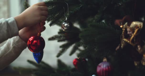 Decoração de Natal pendurada na árvore com luzes de Natal. Decoração na árvore de Natal com bola. 4K — Vídeo de Stock