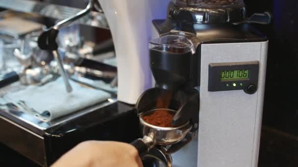 Κάνοντας αλεσμένου καφέ με μύλο του καφέ. Γκρο πλαν. Μηχανή καφέ. — Αρχείο Βίντεο