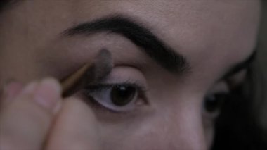 Kirpik makyaj modelleri göz uygulamak makyöz. Görünümü kapatın. 4k