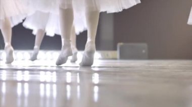 Ballet.Close-up beyaz bale ayakkabıları bale eğitimi sırasında bir kız bacaklar. Klasik dans unsuru. 4k