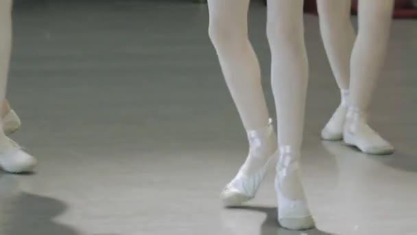 Ballet. Gros plan des jambes d'une fille en chaussures de ballet blanches pendant l'entraînement de ballet. Élément de la danse classique. 4K . — Video