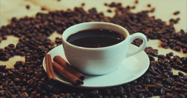 Kaffeetasse Und Kaffeebohnen Vorhanden Eine Weiße Tasse Verdunstenden Kaffees Auf — Stockvideo