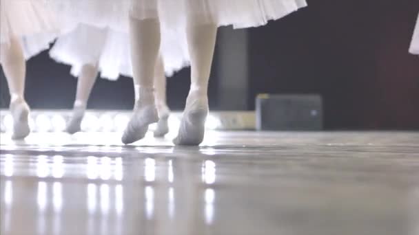 Balletto. Primo piano di una ragazza con le scarpe da ballo bianche durante l'allenamento di balletto. Elemento di danza classica. 4K . — Video Stock