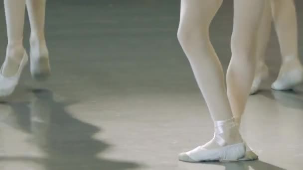 Ballet. Primer plano de las piernas de una niña en zapatos de ballet blanco durante el entrenamiento de ballet. Elemento de la danza clásica. 4K . — Vídeos de Stock