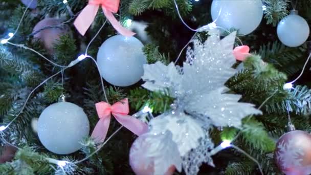 Koncepcja Bożego Narodzenia. Strzelanie stedikam elegancki choinki z światło dekoracyjne i bombki i Sztuczny śnieg. — Wideo stockowe