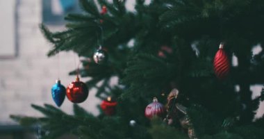 Noel dekorasyon Noel ışıkları ile ağaç üzerinde asılı. Noel ağacı topu ile dekorasyon. 4k