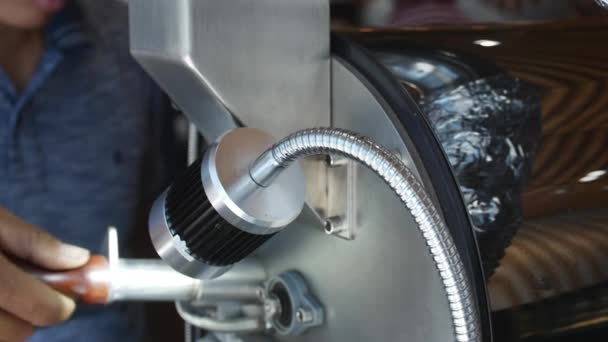 Profissional irá verificar a prontidão dos grãos de café. Grãos de café são torrados em uma máquina profissional para grãos de café para fazer um verdadeiro café. Movimento lento . — Vídeo de Stock