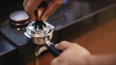 Tamping taze kahve ile çekilmiş kahve yapma. Yakın çekim. Başından sonuna kadar kahve. Taze konularındaki kahve zemin. Profesyonel barista.