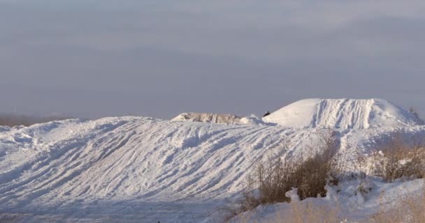 Motorcyklar, barn cyklister rider på snöiga motocross spår. Ryttare på snö. Motocrossförare på cykel, motocross vinter säsongen race. Racer motorcykel rider på motocross snöiga spår i vinter. — Stockvideo