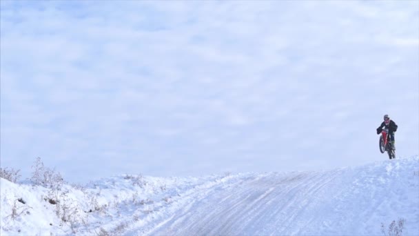 Motocicletas, Crianças motociclistas piloto na pista de motocross nevado. Cavaleiro na neve. Motocross piloto de bicicleta, corrida de inverno de motocross. Passeios de moto Racer em pista de motocross nevado no inverno . — Vídeo de Stock