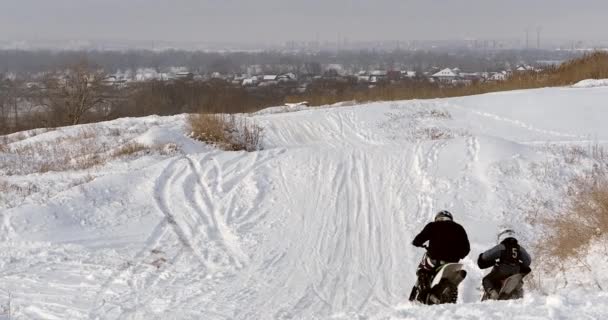 Motorräder Kinderbiker Fahren Auf Schneebedeckter Motocross Strecke Fahrer Auf Schnee — Stockvideo