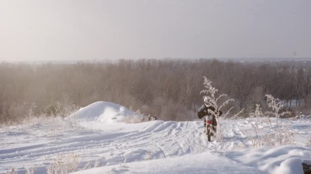 Motocicletas, Niños ciclistas jinete en pista de motocross nevado. Jinete en la nieve. Motocross rider en bicicleta, motocross carrera de temporada de invierno. Paseos en moto Racer en pista de motocross nevada en invierno . — Vídeos de Stock