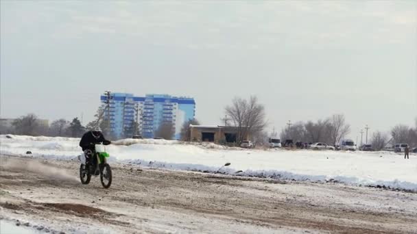 Motocicletas, Niños ciclistas jinete en pista de motocross nevado. Jinete en la nieve. Motocross rider en bicicleta, motocross carrera de temporada de invierno. Paseos en moto Racer en pista de motocross nevada en invierno . — Vídeo de stock