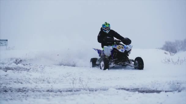 Волгоград 2019. Концепція спорту, здорового відпочинку. Quad "Велотур" сніг. — стокове відео