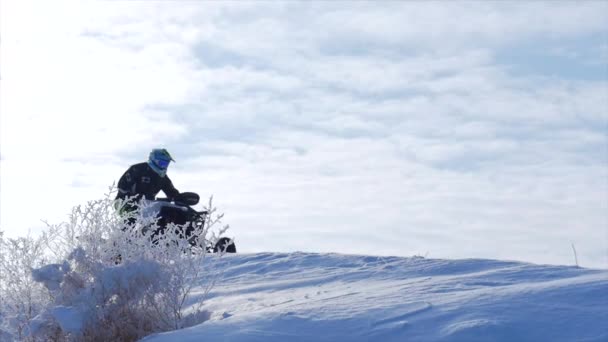 伏尔加格勒2019年。体育理念, 健康娱乐。四轮自行车在雪中. — 图库视频影像