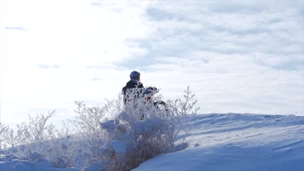 Volgogrado. Rússia, 2019.Crianças motociclistas piloto na pista de motocross nevado. Cavaleiro na neve. Motocross piloto de bicicleta, corrida de inverno de motocross. Passeios de moto Racer em pista de motocross nevado no inverno . — Vídeo de Stock