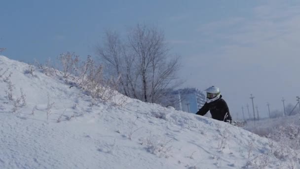 ヴォルゴグラード。ロシアは、雪に覆われたモトクロス トラックに 2019.Children 自転車ライダー。雪の上のライダー。バイク、モトクロス冬シーズンのレースのモトクロス ライダー。レーサー バイクに乗って冬の雪に覆われたモトクロス トラック. — ストック動画