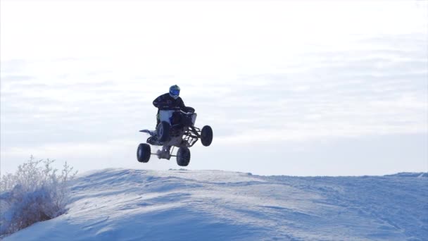 Έννοια των σπορ, υγιή ψυχαγωγία. Quad Biking στο χιόνι. — Αρχείο Βίντεο
