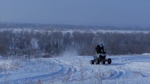 Volgograd 2019. Concept van sport, gezonde recreatie. Quad Biking in de sneeuw. — Stockvideo