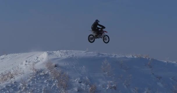 Volgogrado. Rusia, 2019.Niños ciclistas en pista de motocross nevada. Jinete en la nieve. Motocross rider en bicicleta, motocross carrera de temporada de invierno. Paseos en moto Racer en pista de motocross nevada en invierno . — Vídeos de Stock