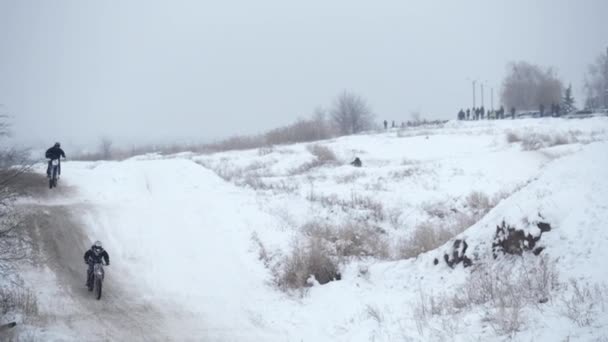 Концепція спорту, здоровий відпочинок. Велосипед на снігу . — стокове відео