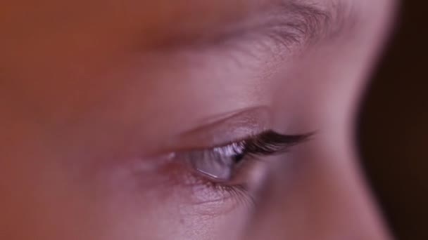Night Shot of a Cute Caucasian Little Girl Close Up of a Childs Face Viendo una tableta PC con un reflejo de la vista y las imágenes en sus ojos — Vídeos de Stock