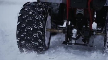 Spor, sağlıklı rekreasyon kavramı. Quad bisiklet içinde belgili tanımlık kar. Konsept spor