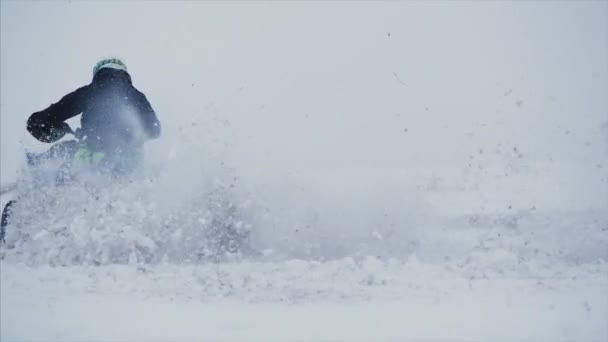 Concept de sport, de loisirs sains. Quad Vélo dans la neige . — Video