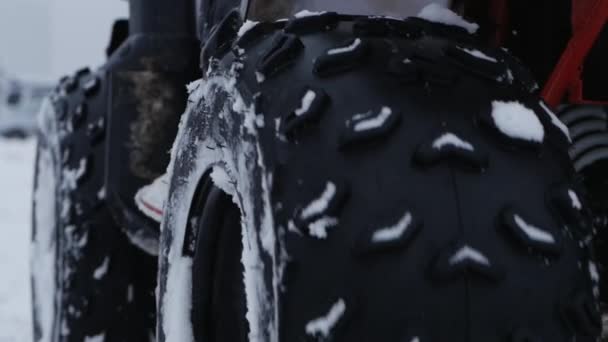 Conceito de esportes, recreação saudável. Quad Bicicleta na neve . — Vídeo de Stock