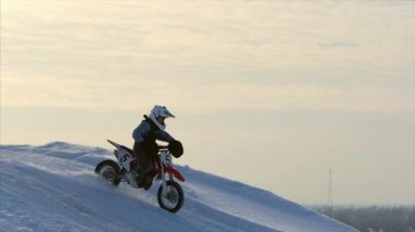 Motosiklet, çocuk bikers binici karlı motocross parça. Kar üzerinde binici. Motor, motokros kış sezon yarış Motocross rider. Kışın motocross karlı yolda yarış motosiklet sürmek.