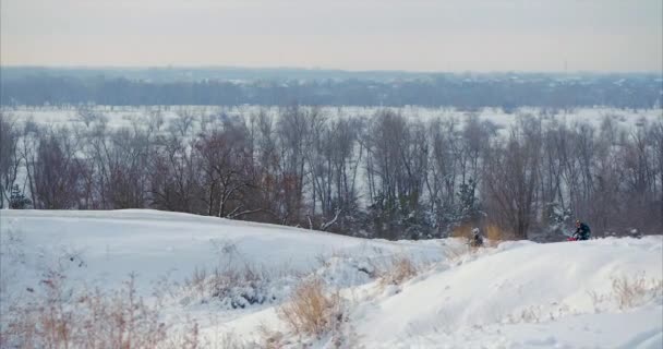 Motorcyklar, barn cyklister rider på snöiga motocross spår. Ryttare på snö. Motocrossförare på cykel, motocross vinter säsongen race. Racer motorcykel rider på motocross snöiga spår i vinter. — Stockvideo