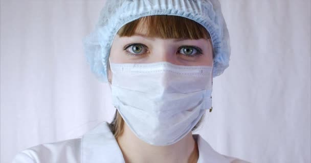 Portréja egy közelről nő sebész, orvos-val maszk használatra kész állapotba került, a kórházban vagy klinikán. Az orvosok szeme — Stock videók